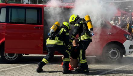 Zwei Feuerwehrmänner beim Tag der offenen Tür 2026 bei einer Rettungsübung.