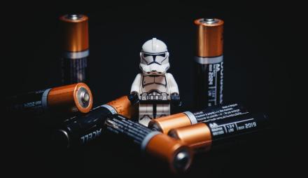 Mehrere Batterien mit einer Lego-Figur