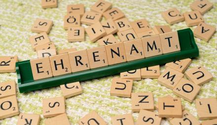 Das Bild zeigt ein Scrabblespiel mit dem Wort Ehrenamt.