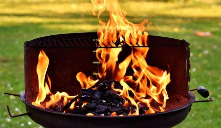 Holzkohlegrill mit Feuer