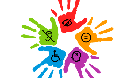 Zu sehen ist ein Kreis, der farbigen Handabdrücken gebildet wird. Auf jeder Hand ist ein Symbol der Inklusion zu sehen.