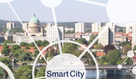 Das Bild ist eine Montage aus einem Foto von Potsdams Silhouette mit der Nikolaikirche im Zentrum des Bildes, und einer darüber gelegten Grafik aus einem Netz miteinander verbundener Kreise. In einem Kreis ist ein Foto des Potsdam Labs im Bildungsforum Potsdam zu sehen. 