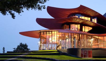 Abendstimmung vor dem Hans Otto Theater, 2006 - Hans Otto Theatre in its evening ambience, 2006 (©