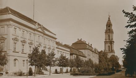 Das Bild zeigt ein historisches Foto der Breiten Straße in Richtung Garnisonkirche um 1912. (Unbekannter Fotograf, Potsdam Museum)