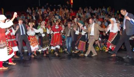 Bildergalerie: Integrationspreis 2013 der Landeshauptstadt Potsdam verliehen Zum abwechslungsreichen Programm gehörte unter anderem auch ein Tänzchen mit dem Potsdamer Oberbürgermeister Jann Jakobs