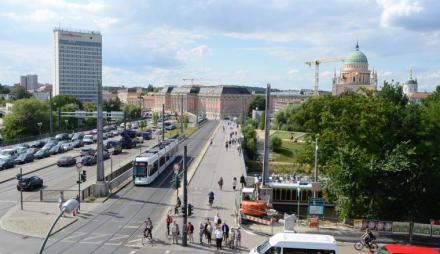Blick auf Potsdam und Fußgänger, Autos, Bus&Bahn, Schiffsverkehr