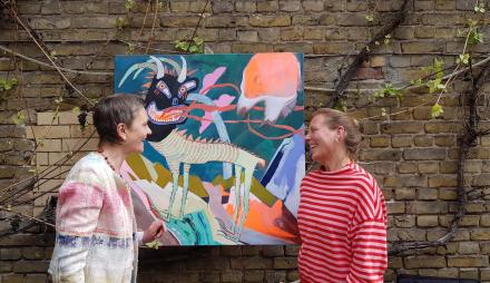 Dr. Birgit-Katharine Seemann und die Künstlerin Anne-Kathrin Fehrmann im Galerie Café Matschke bei der Eröffnung des  24. Tags der offenen Ateliers