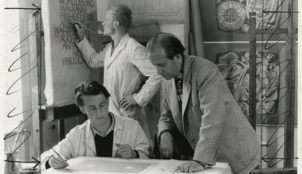 Werner Nerlich (rechts) mit Studenten in der Fachschule für Angewandte Kunst, Potsdam, Juli 1957, Privatbesitz