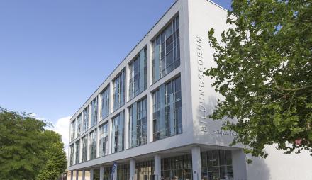 Das Foto zeigt das klügste Haus der Stadt von außen.