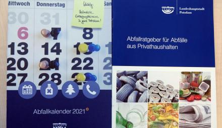 Foto der Vorderseiten des Abfallkalenders und Abfallratgebers