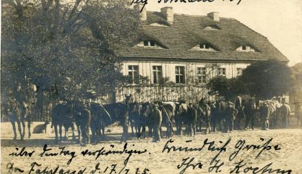 Die Postkarte zeigt eine historische Aufnahme des ehemaligen Amtshauses in Fahrland um 1920.