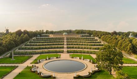 Die Luftaufnahme zeigt im Vordergrund das Bassin der Großen Fontaine vor den Weinbergterrassen mit dem Schloss Sanssouci.