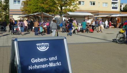 Auf dem Bild ist ein Geben- und Nehmen-Markt mit einigen Marktständen zu sehen.