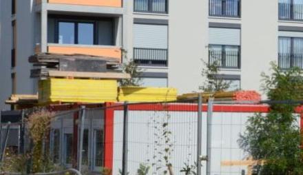 Wohnhaus mit Baustelle