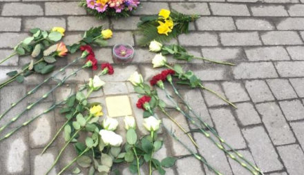 Blumen und Gedenken bei der Stolpersteinverlegung