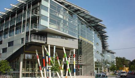 Außenaufnahme der Filmuniversität Babelsberg Konrad Wolf