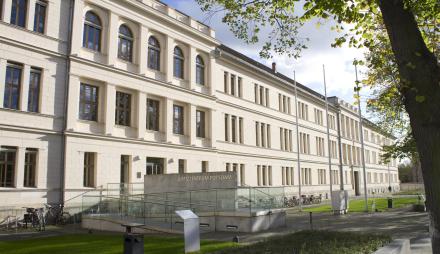 Das Foto zeigt das mehrstöckige Haus an der Jägerallee, in dem das Justizzentrum Potsdam ist.