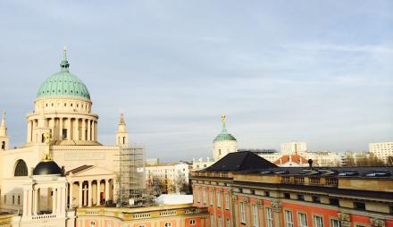 Landtag Brandenburg mit Blick auf die Nikolaikirche auf dem Alten Markt in Potsdam. (© Madleen Köppen)