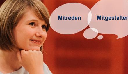 Auf dem Bild ist eine junge Frau zu sehen, die vor sich drei Sprechblasen hat mit den Wörtern: Mitreden, Mitgestalten, Mitdenken.