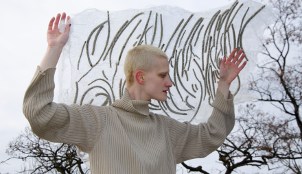 Das Bild zeigt Mariia Mytrofanova, die eines Ihrer Kunstwerke in den Händen hält.