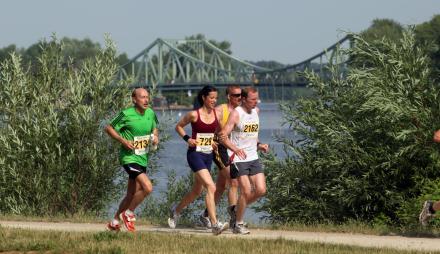 Sport in Potsdam. Läufer vor der Glienicker Brücke