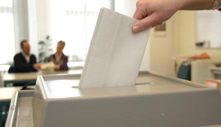 Wählen am Wahltag.