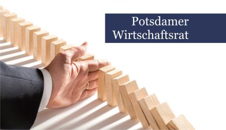 Das Bild zeigt die Hand eines Mannes in einer Reihe Dominosteine. Der Schriftzug auf dem Bild lautet: Potsdamer Wirtschaftsrat.