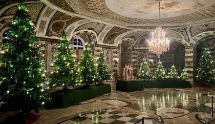 Weihnachtliche Dekoration im Grottensaal des Neuen Palais, Foto: Jörg Kirschstein, Lizenz: SPSG