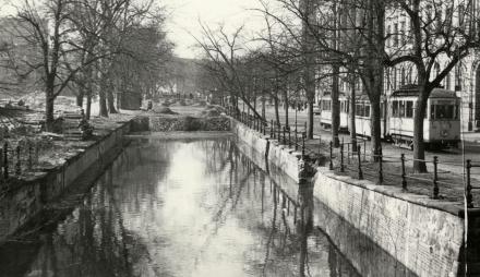 Der teilweise bereits zugeschüttete Stadtkanal in der Heinrich-Rau-Allee [Am Kanal], 15.2.1961, Foto: Werner Taag, Lizenz: © Potsdam Museum - Forum für Kunst und Geschichte