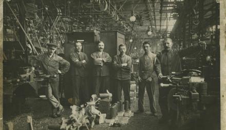 Bibldpostkarte: Arbeiter Lokomotiv-Farik, Orenstein Koppel, Drewitz bei Nowawes, 1916, Foto: unbekannt, Lizenz: © Potsdam Museum - Forum für Kunst und Geschichte