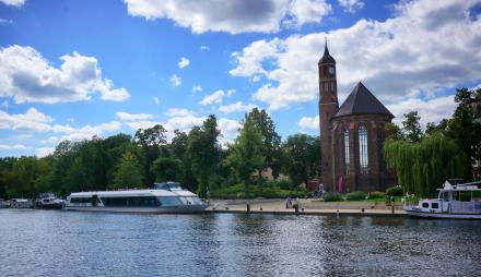 Die MS Belvedere am Salzhofufer in Brandenburg, Foto: Jens Schröder, Lizenz: Weisse Flotte Potsdam GmbH