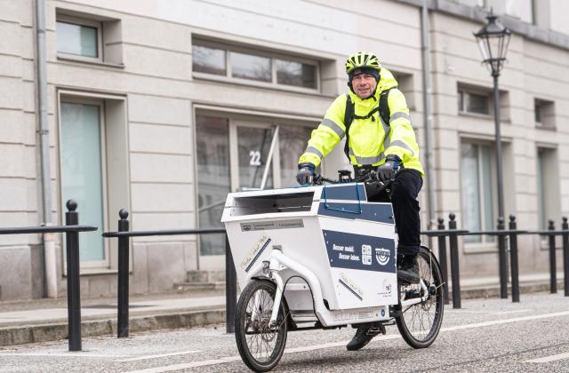 Fahrradkurier vor dem Bürgerservice