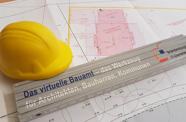 Bauamt: Ein Bauplan, ein Bauhelm und ein Zollstock