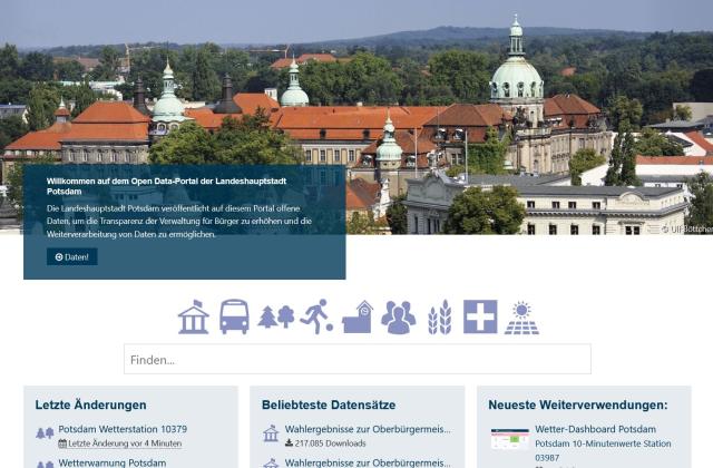 Auf der Startseite des Open-Data-Portals sind eine Ansicht der Landeshauptstadt Potsdam mit dem Rathaus, einige Piktogramme und eine Suchmaske sowie Info-Kästen mit letzten Änderungen, beliebten Datensätzen und neuesten Weiterverwendeungen zu sehen.