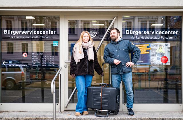Zwei Mitarbeitende des Bürgerservice stehen vor dem Bürgerservice-Center in der Yorck-Straße.