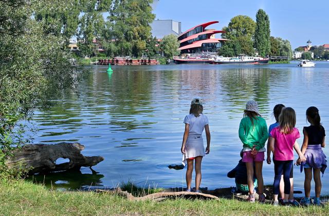 KITA-Kinder am Tiefen See in Potsdam mit Blick auf das Hans Otto Theater