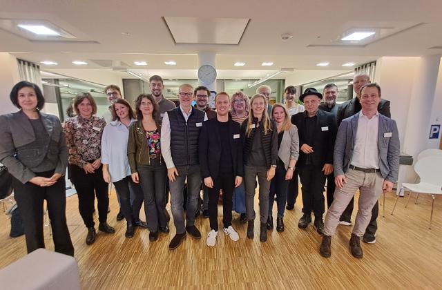 Gruppenfoto von etwa 20 Personen in einem hellen Raum. Auf der linken Seite steht die Oberbürgermeisterin Noosha Aubel gemeinsam mit den Mitgliedern des Digitalisierungsrates.