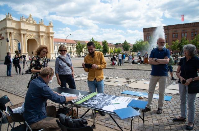 Der Künstler Mikos Meininger stellt die Planungen für das Demokratiedenkmal auf dem Luisenplatz vor.