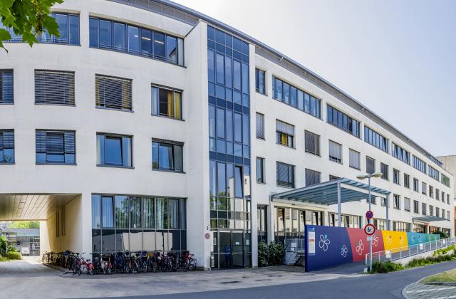 Eingang zur Kinder- und Jugendklinik und zur Kinder-Notaufnahme des Ernst von Bergmann Klinikums