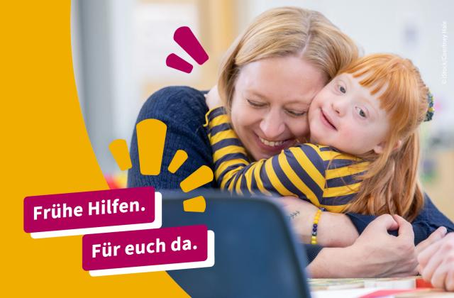 Das Foto zeigt eine Frau, die ein Mädchen umarmt, neben dem Schriftzug: Frühe Hilfen. Für euch da.