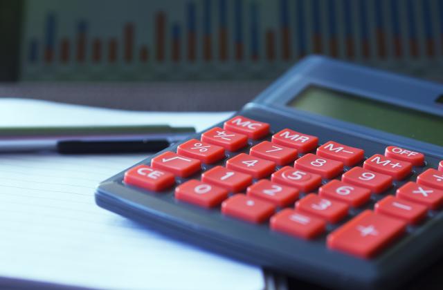 Finanzielle Unterstützung Begleitendes Bild zum Thema Finanzielle Unterstützung: Taschenrechner