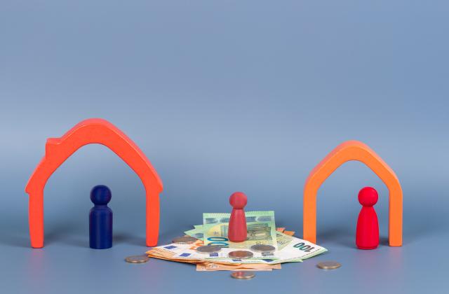 Jugendamt: Thema Beistandschaften und Unterhalt Begleitendes Bild zum Thema Beistandschaften und Unterhalt: symbolische Darstellung von zwei Haushalten der Eltern, dazwischen ein Kind und Geld