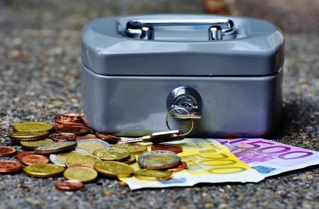 Bundeselterngeld Begleitendes Bild zum Thema Bundeselterngeld: Eine Geldkassette, Geldscheine und Münzen