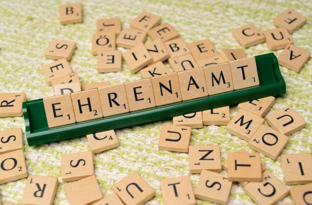 Koordinierungsstelle ehrenamtliche Vormundschaften Begleitendes Bild zum Thema Koordinierungsstelle ehrenamtliche Vormundschaften: Ein Scrabble-Schriftzug "Ehrenamt"