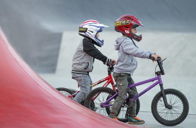 Kleinkinder auf Fahrrädern
