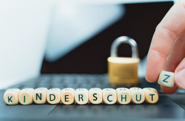 Kinderschutz buchstabiert mit Scrabble-Steinen