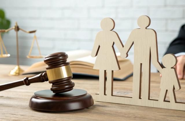 Service und Angebote des Jugendamtes für Familien Begleitendes Bild zum Thema Service und Angebote des Jugendamts / Familienrecht: Das Bild zeigt eine Familiengruppe, einen Gerichtshammer, eine Waage und eine beratende Person.