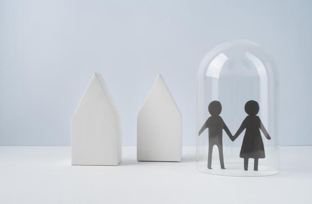 Vormundschaften Begleitendes Bild zum Thema Vormundschaften: zwei symbolische Häuser und eine Glasglocke, unter der die Silhouetten von zwei Kindern zu sehen sind.