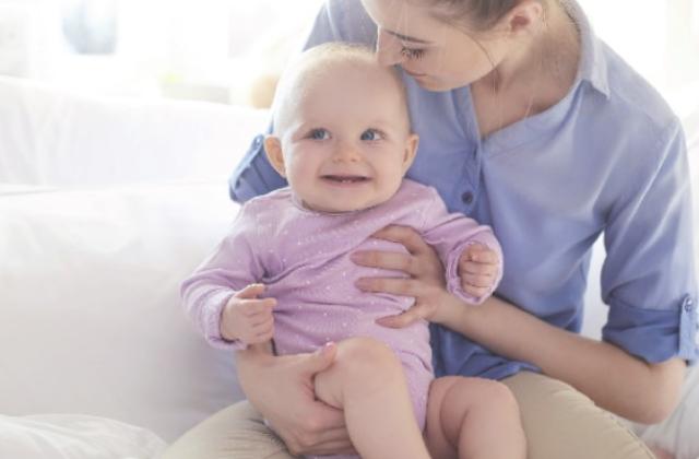 Mutter mit lachendem Baby Mutter mit lachendem Baby