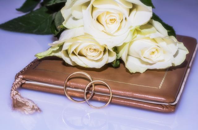 Hochzeit - Blumen und Ringe